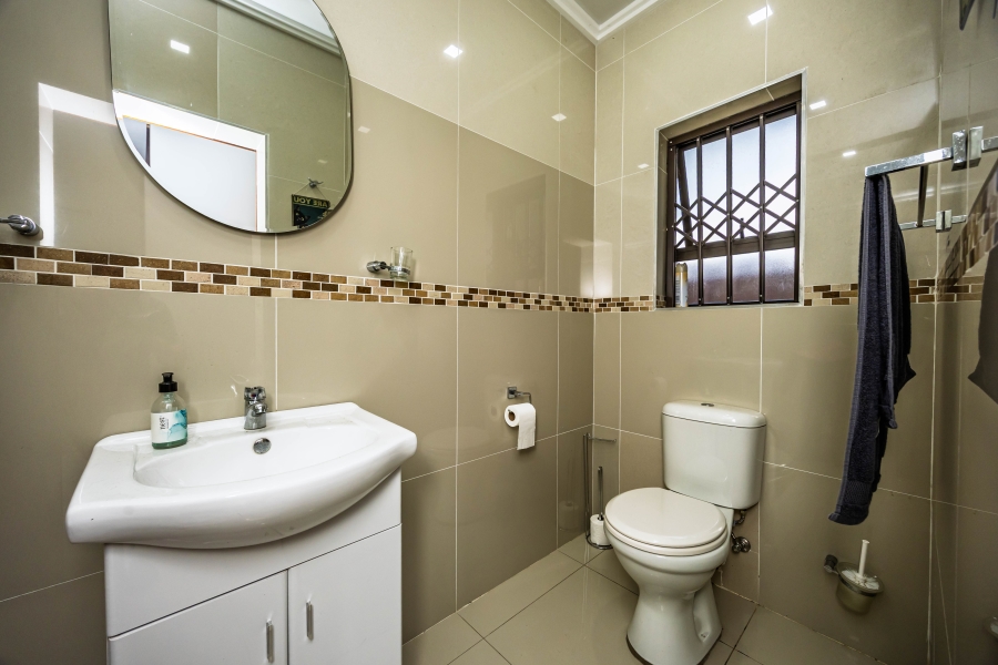 To Let 5 Bedroom Property for Rent in Cove Rock Eastern Cape